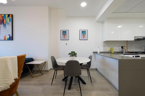 Luxury 1BR with stunning skyline views of Dubai - image 8