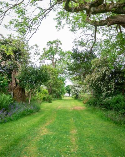 Steading Cottage - 50m from the beach