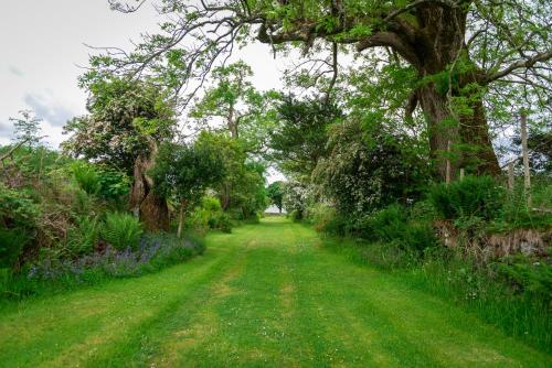 Steading Cottage - 50m from the beach