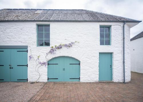 Steading Cottage - 50m from the beach