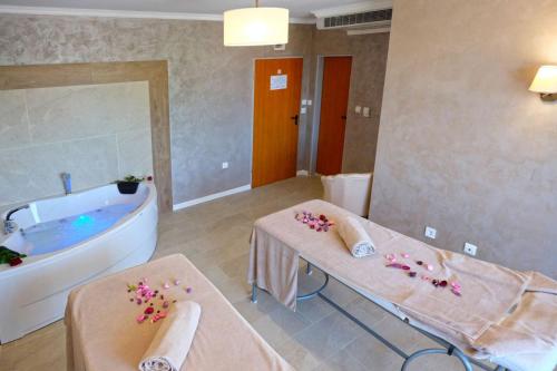 Paradise Hotel - image 10