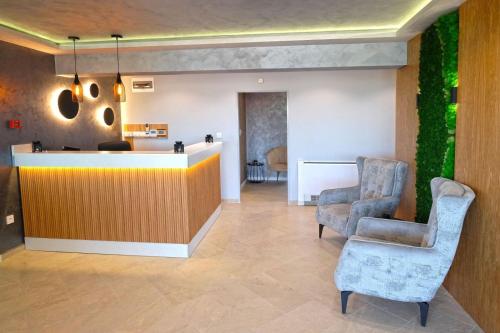 Paradise Hotel - image 13