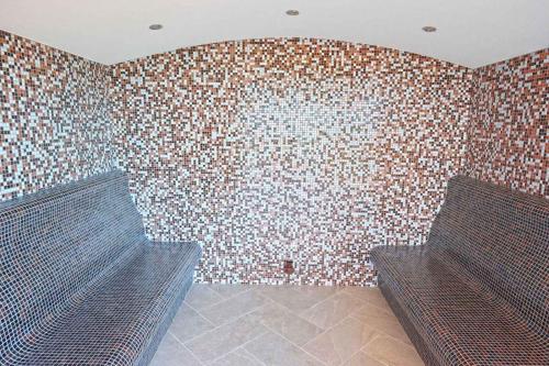 Paradise Hotel - image 8
