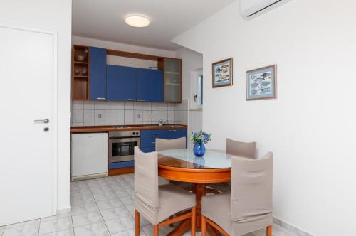 Apartment in Supetar with sea view, balcony, air conditioning, W-LAN 3553-3, Supetar (San Pietro di Brazza) (foto 7)