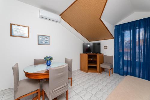 Apartment in Supetar with sea view, balcony, air conditioning, W-LAN 3553-3, Supetar (San Pietro di Brazza) (foto 6)