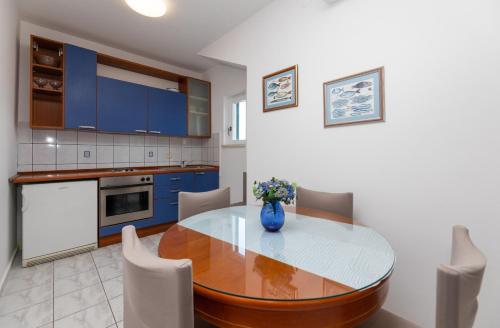Apartment in Supetar with sea view, balcony, air conditioning, W-LAN 3553-3, Supetar (San Pietro di Brazza) (foto 2)