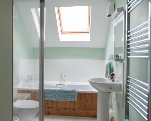 Bathroom, Coachmans Bothy - 50m from the beach in Port Appin