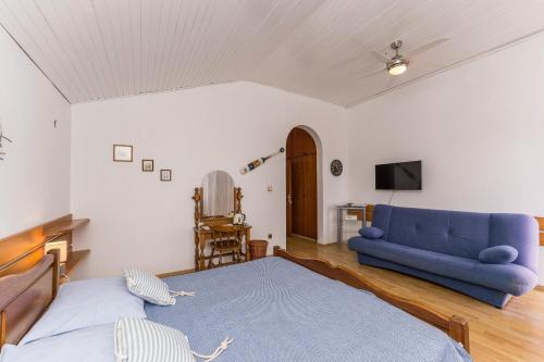 1 queen bed, 1 sofa bed