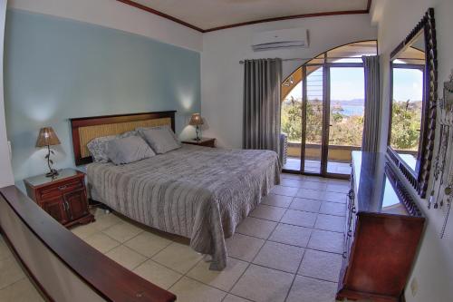 Presidential Suites 4 - Spacious condo in the heart of Flamingo, sleeps 6 in Playa Flamingo