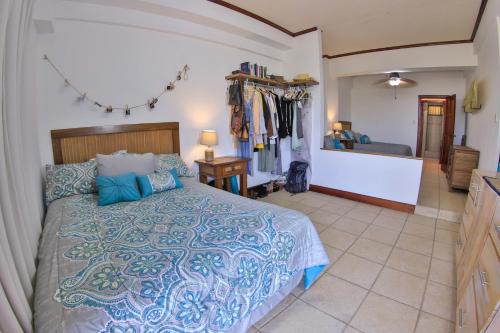 Presidential Suites 4 - Spacious condo in the heart of Flamingo, sleeps 6