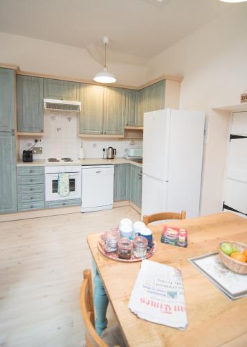 virtuve, Coachmans Bothy - 50m from the beach in Port Appin