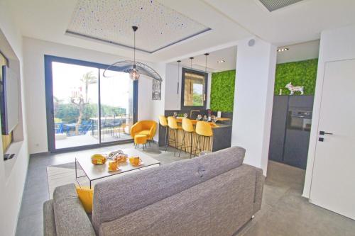 Luxury Garden Jacuzzi Promenade 2