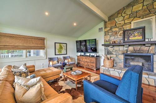 Cashiers Retreat with Fireplace and Mtn Views! in Cashiers, USA