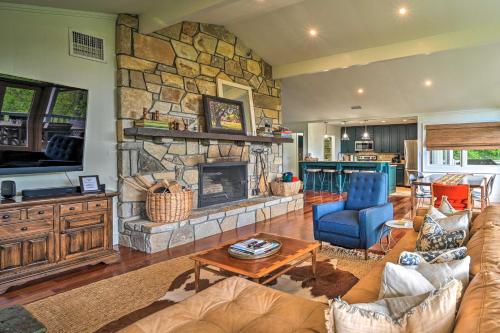 Cashiers Retreat with Fireplace and Mtn Views! in Cashiers, USA