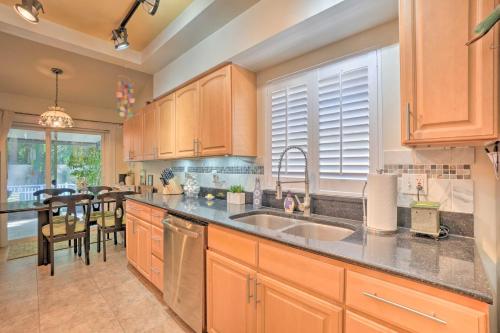 Tampa Home with Hot Tub about 15 Mi to Downtown! in 城市與鄉村