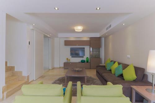 C43 - Family House with Terrace and Shared Pool - image 2