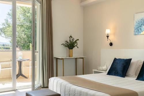 Golden Hotel 3