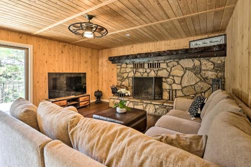Spacious Lake Arrowhead Cabin with Jacuzzi Spa! in Lake Arrowhead, USA