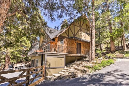 Spacious Lake Arrowhead Cabin with Jacuzzi Spa! in Lake Arrowhead, USA