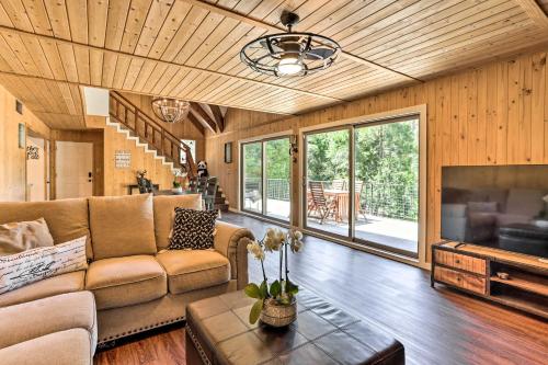 Spacious Lake Arrowhead Cabin with Jacuzzi Spa! in Lake Arrowhead, USA
