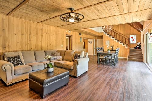 Spacious Lake Arrowhead Cabin with Jacuzzi Spa! in Lake Arrowhead, USA