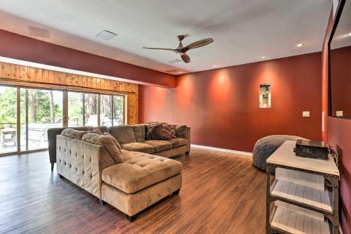 Spacious Lake Arrowhead Cabin with Jacuzzi Spa! in Lake Arrowhead, USA