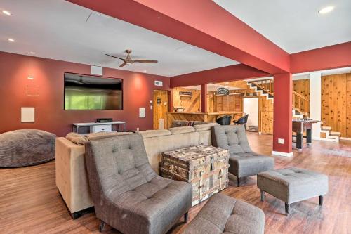 Spacious Lake Arrowhead Cabin with Jacuzzi Spa! in Lake Arrowhead, USA