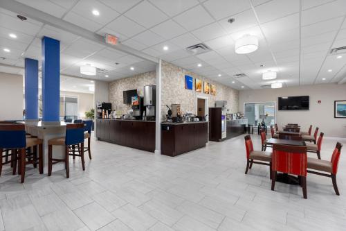อาหารและเครื่องดื่ม, Comfort Inn & Suites St. Louis-Hazelwood in ฮาเซิลวูด (MO)