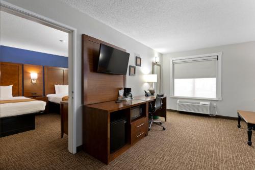 Comfort Inn & Suites St. Louis-Hazelwood