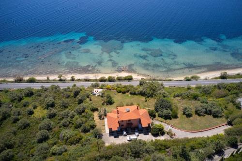 Beachfront villa with huge garden, 3br, Halkidiki