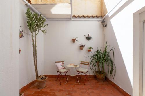 Central apartment with two bedrooms and a patio, Malaga