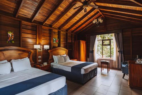 2 queen beds