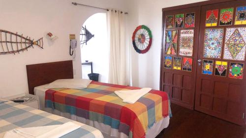 1 queen bed, 2 twin beds