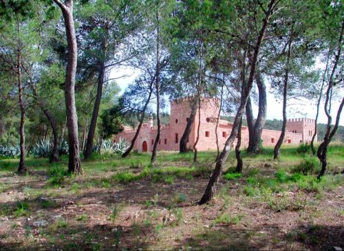 Masía de San Juan, casa rural renovada en Castillo con piscina y Aire Acondicionado