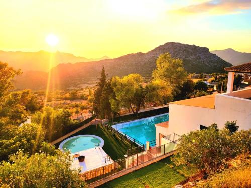 泳池, Luminoso con vistas y chimenea apto mascotas in 貝納奧卡茲