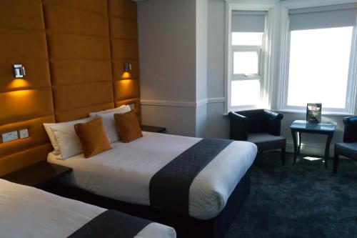 Superior Triple Room with Sea View image 3