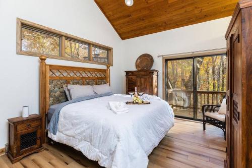 7th Hole Chalet at Wintergreen Resort Hot Tub, Sauna & 3 Fireplaces in Wintergreen, USA