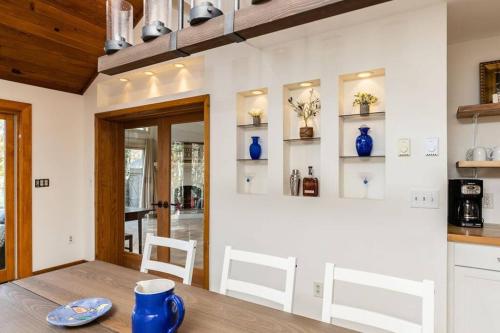7th Hole Chalet at Wintergreen Resort Hot Tub, Sauna & 3 Fireplaces in Wintergreen, USA