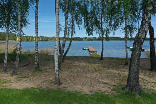 пляж, Samosiejka - z widokiem na jezioro in Lidzbark