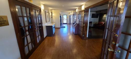 Lobby, Red Roof Inn & Suites Cornelius – Lake Norman in Cornelius