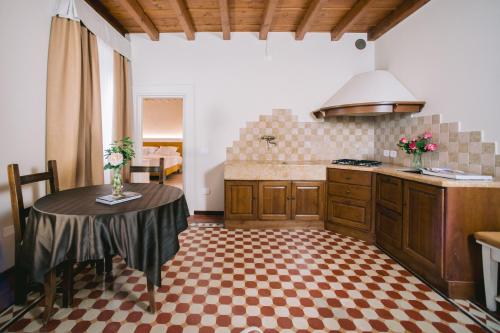 virtuve, BACCO D'ORO Wine & Relais in Mezzane Di Sotto