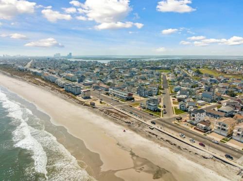 Unit B 2nd fl 2nd fl Hideaway 2 Block to Beach Parking in Brigantine