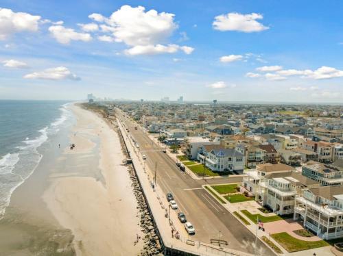 Unit B 2nd fl 2nd fl Hideaway 2 Block to Beach Parking in Brigantine