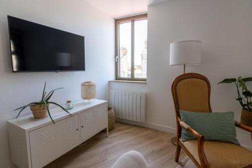 APPARTEMENT DUPLEX SAUMUR CENTRE, refait à neuf, à proximité du château