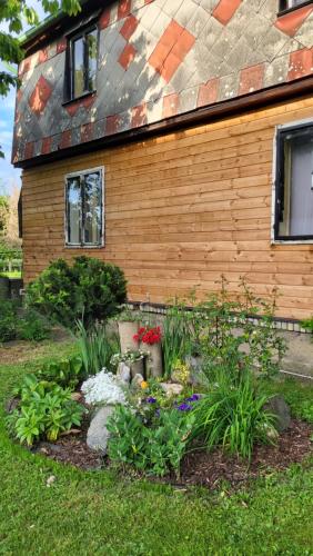 Old Summer House with renovated bathroom, Praha (fotografie 10)