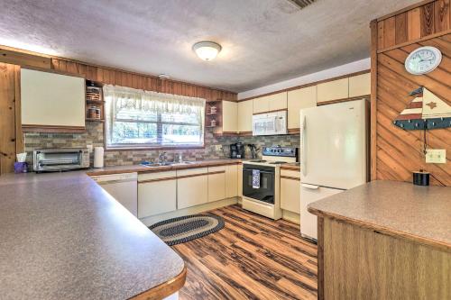 Charming Abode w/ Dock on the Suwannee River in Bell (FL)