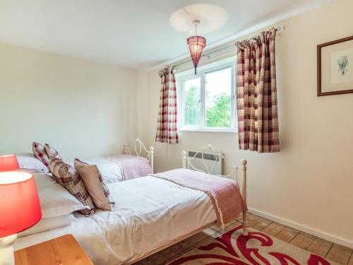 Cowmans Cottage - image 2
