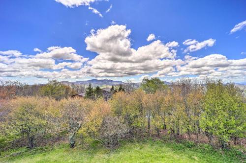 Beech Mountain Home Stunning Views, Near Slopes! in Banner Elk, USA