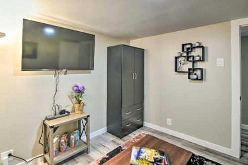 Fresh Downtown Longmont Apartment - Walk to Main! in Longmont, USA