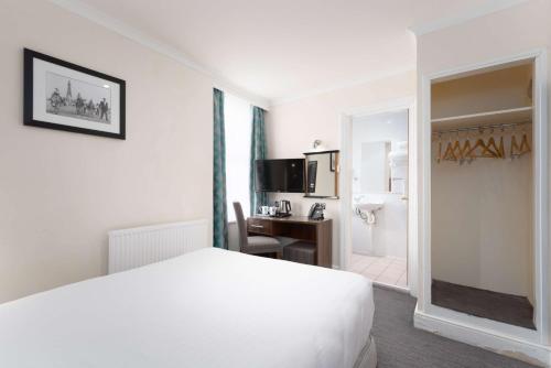 Standard Double Room image 8